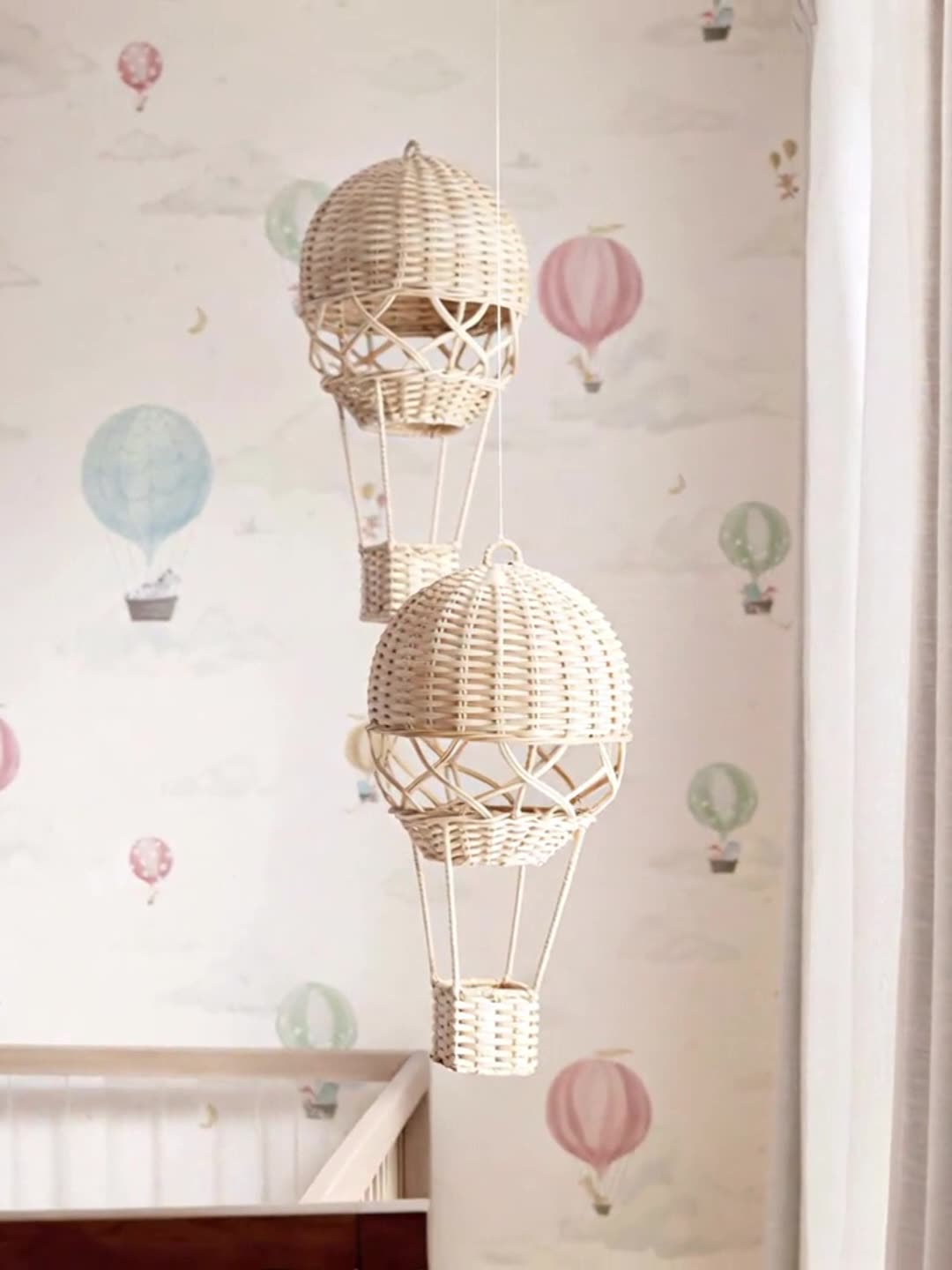 Globo aerostático de ratán tejido: decoración nórdica para habitación infantil