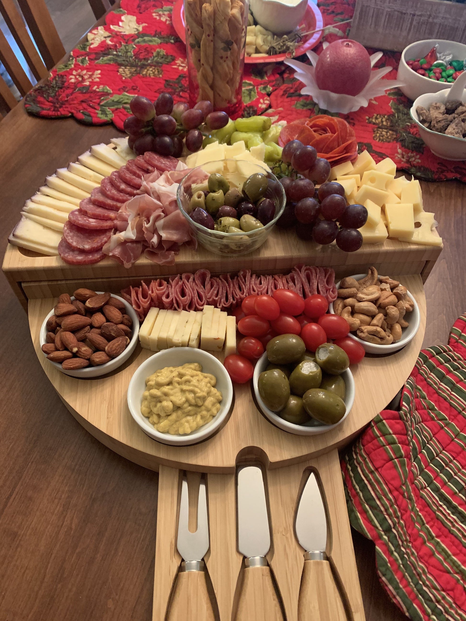 Planche à charcuterie pivotante en bambou 2025 avec 4 bols en céramique intégrés et ensemble de 3 couteaux 