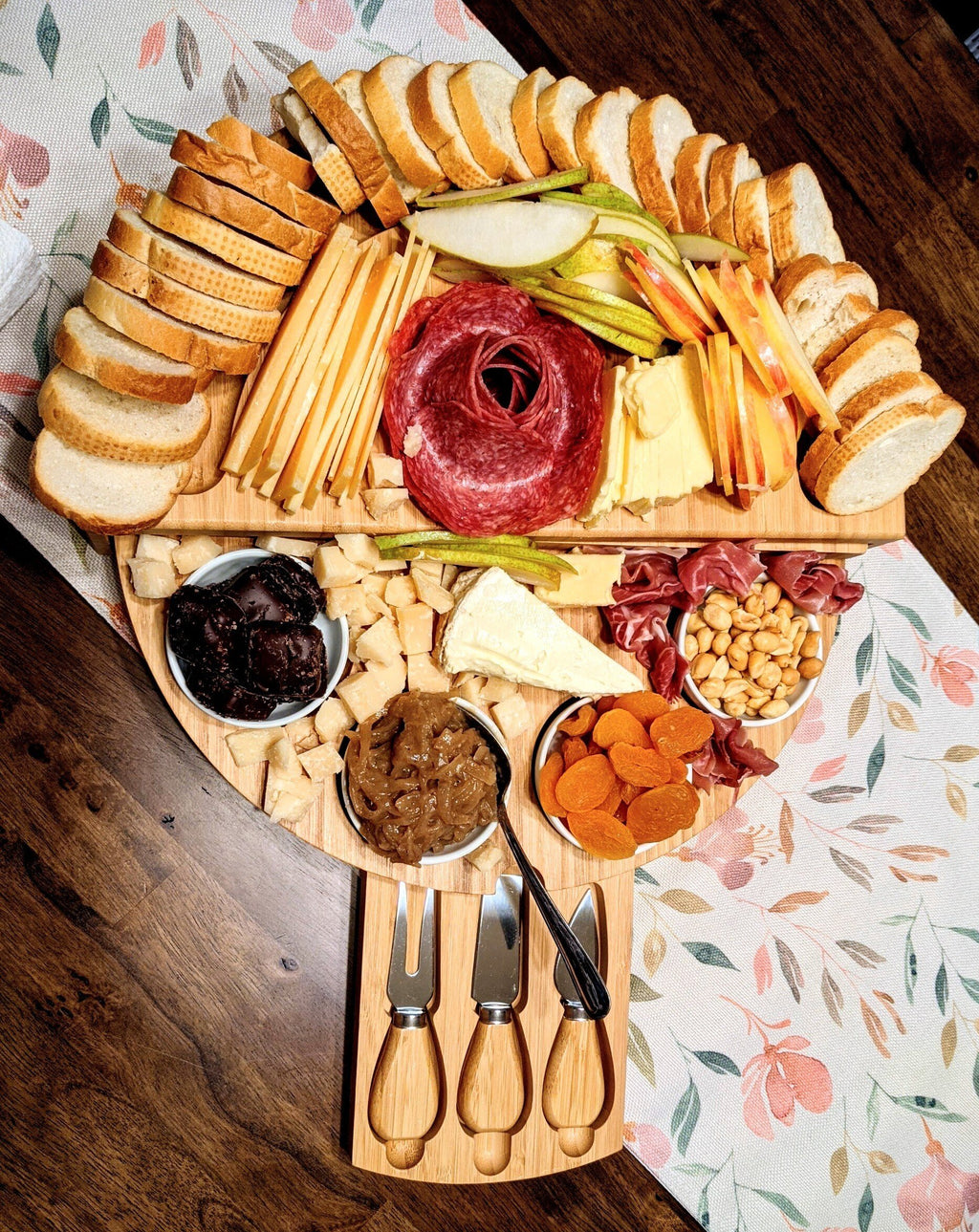 Planche à charcuterie pivotante en bambou 2025 avec 4 bols en céramique intégrés et ensemble de 3 couteaux 