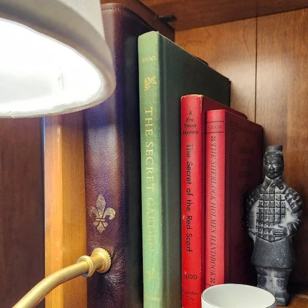 ✨Lampe Littérature Classique – Illuminez votre espace avec une élégance intemporelle✨ 