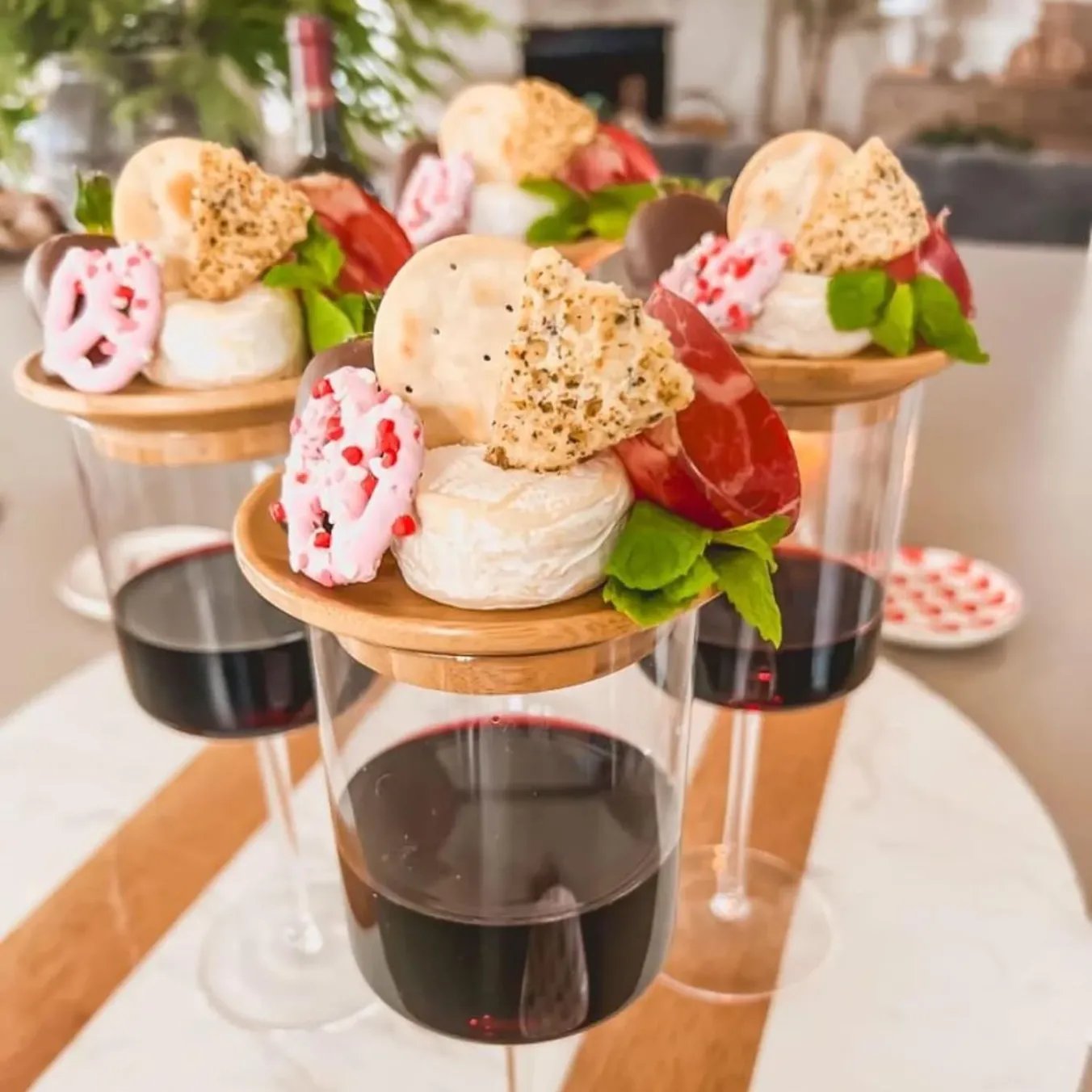 Garniture de charcuterie pour verre à vin 